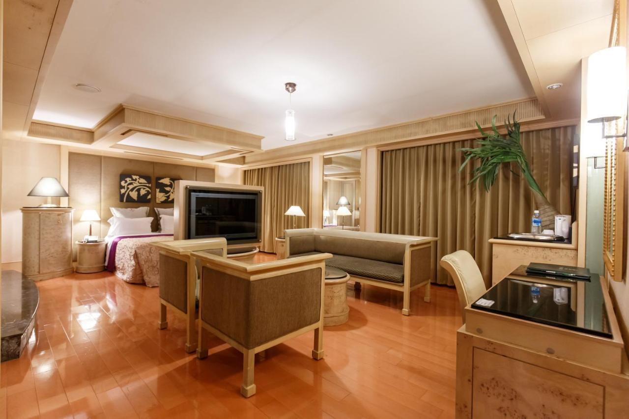 Love Tree Motel ไทเป ภายนอก รูปภาพ